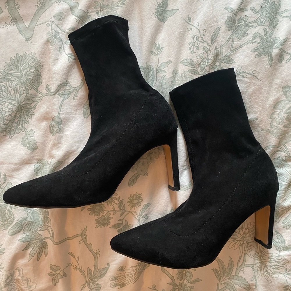 Sock boot heel. Black suede boots